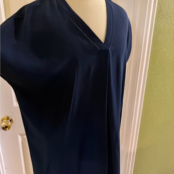 Vince Elegant Navy V-Neck Women's Top - Picture 13 of 13